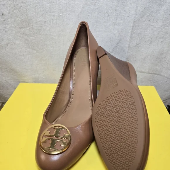 Tory Burch Alice Royal Tan  with Gold Emblem - Picture 4 of 11